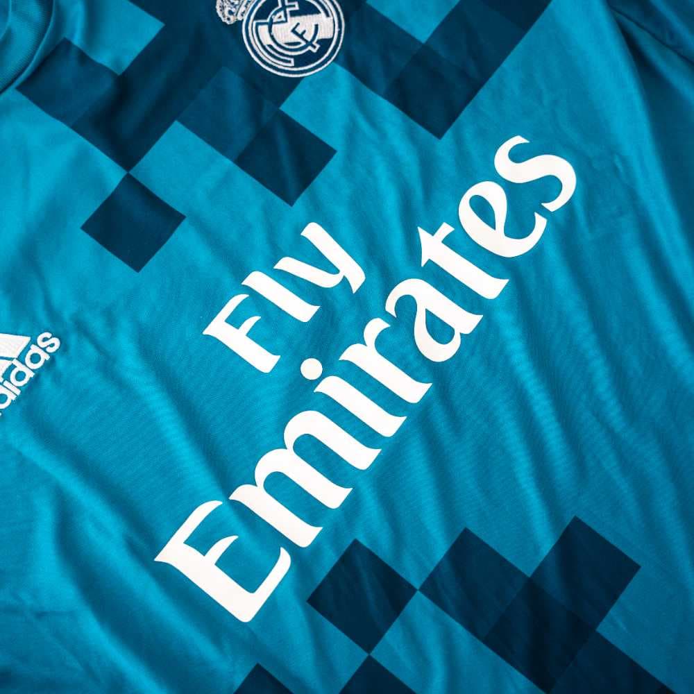 قميص ريال مدريد الاحتياطي موسم 2017/2018 بتوقيع رونالدو